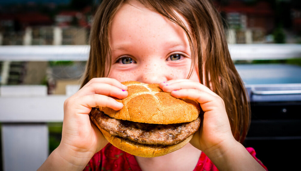 HÅNDMAT: 5-åringen Jorunn har fått håndfast middag i dag.