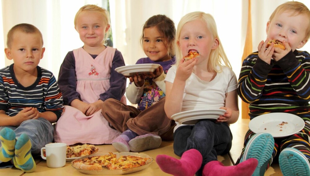 PIZZASMAKERE: Sigurd (5) (f.v.), Kaja (5), Elena (5), Oda (5) og Leonard (5) i Badebakken barnehage synes det er luksus å få pizza til lunsj.