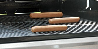 JEVN VARME: Vi la pølser over hele grillristen for å sjekke effektiv grillflate og om grillen ga jevn varmne over hele flaten.