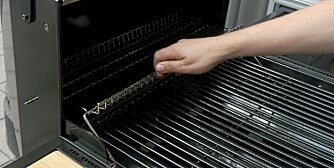 VARMEHYLLE: Hylla over grillristen må være enkel å fjerne når du skal helgrille kjøtt eller fugl. VARMEHYLLE: Hylla over grillristen må være enkel å fjerne når du skal helgrille kjøtt eller fugl.
