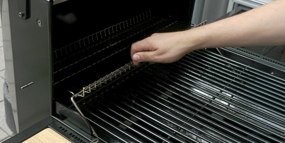 VARMEHYLLE: Hylla over grillristen må være enkel å fjerne når du skal helgrille kjøtt eller fugl.