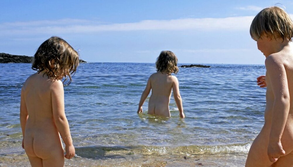 NAKEN ELLER IKKE: Meningene er mange blandt foreldre om barna skal få være nakne på stranden.