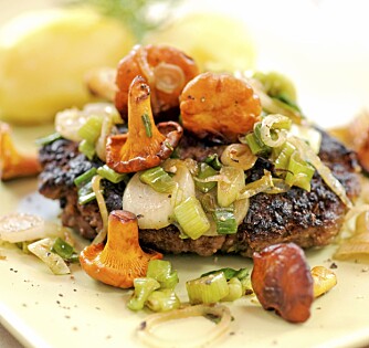 SUNN MIDDAG: Sopp er en spennende og sunn ingrediens i middagen. Men sniker det seg inn en giftslørsopp blant kantarellene, kan du ende opp på sykehus tre uker senere. SUNN MIDDAG: Sopp er en spennende og sunn ingrediens i middagen. Men sniker det seg inn en giftslørsopp blant kantarellene, kan du ende opp på sykehus tre uker senere.