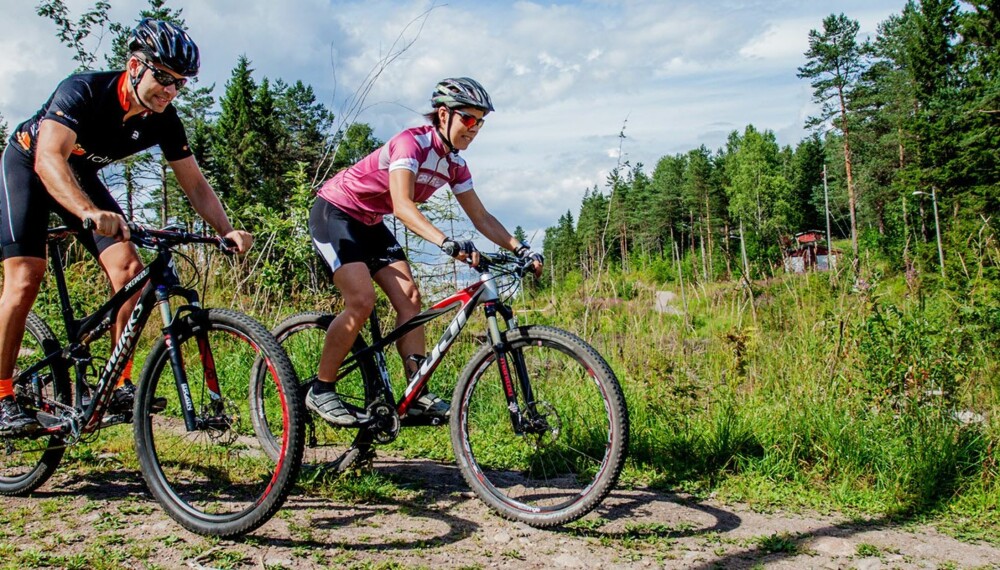 BUKSETEST: Tor Magnus Kolflaath og Elisabeth Eriksen har testet sykkelbukser for Klikk Helse.