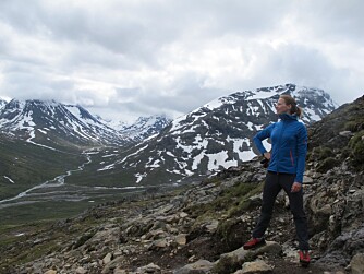 TEST AV FJELLSKO: Vi har testet lette fjellsko for damer til turer på stier i fjell og skog. Her er det tester og journalist Maren Haugeto som er i aksjon.  