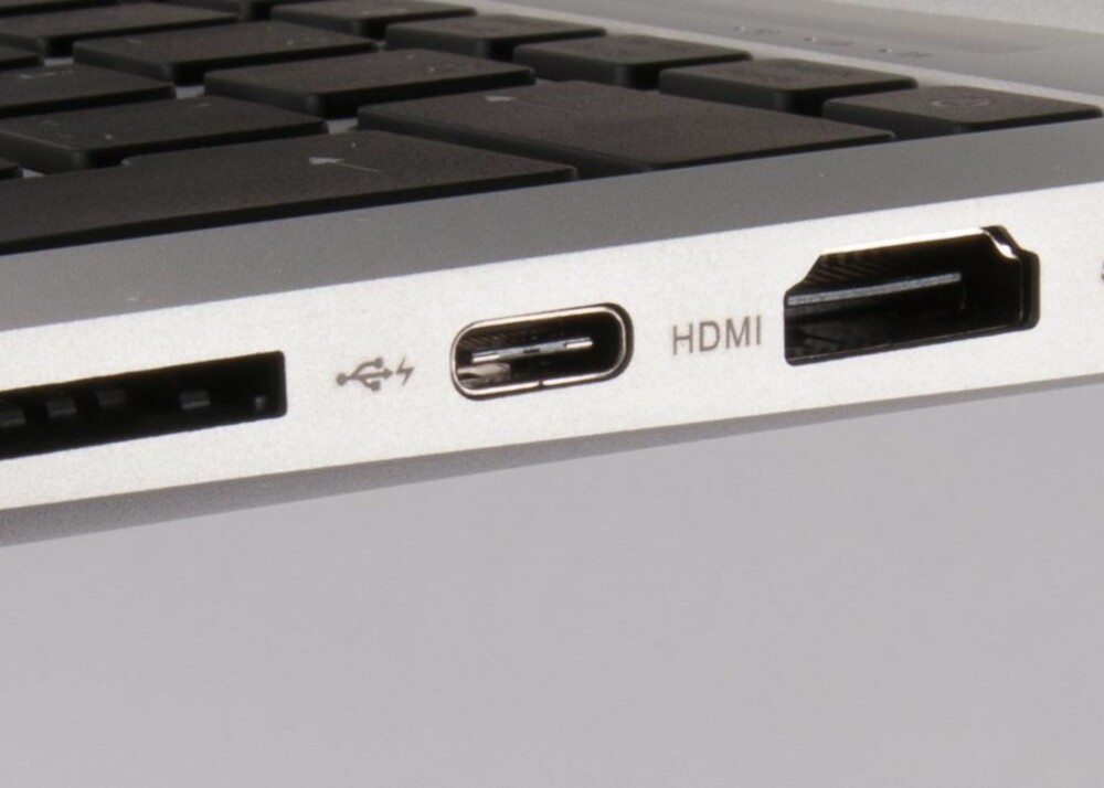 MODERNE: Tilkoblingen med USB-lynet på er en USB-C-port. Det spiller ingen rolle hvilken vei man plugger den inn. 