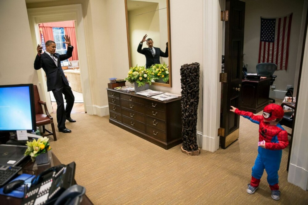 FANGET: President Barack Obama later som om han blir fanget i nettet til Spiderman, som egentlig er sønnen til en ansatt i Det Hvite Hus.