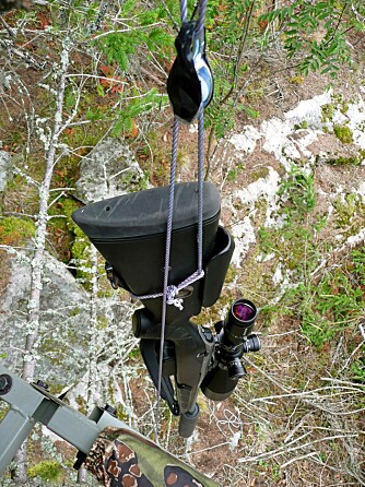 LAG EN HEIS: Med en talje og noe tau kan du lage et sikkert opplegg for å heise opp våpen og utstyr før du selv klatrer opp i stigen.