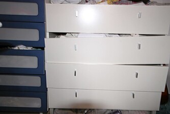 KOMMODENE DETTER SAMMEN: Disse kommodene fra Ikea detter fra hverandre. Skinnene løsner og kulelagrene går i stykker. KOMMODENE DETTER SAMMEN: Disse kommodene fra Ikea detter fra hverandre. Skinnene løsner og kulelagrene går i stykker.