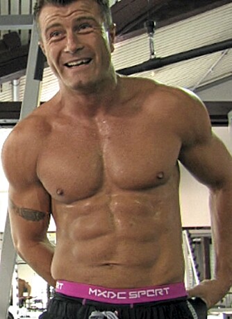 VASKEBRETT: Fitnessutøver Jan Strøm har ingen betenkeligheter med å kaste skjorta for fotografen. VASKEBRETT: Fitnessutøver Jan Strøm har ingen betenkeligheter med å kaste skjorta for fotografen.