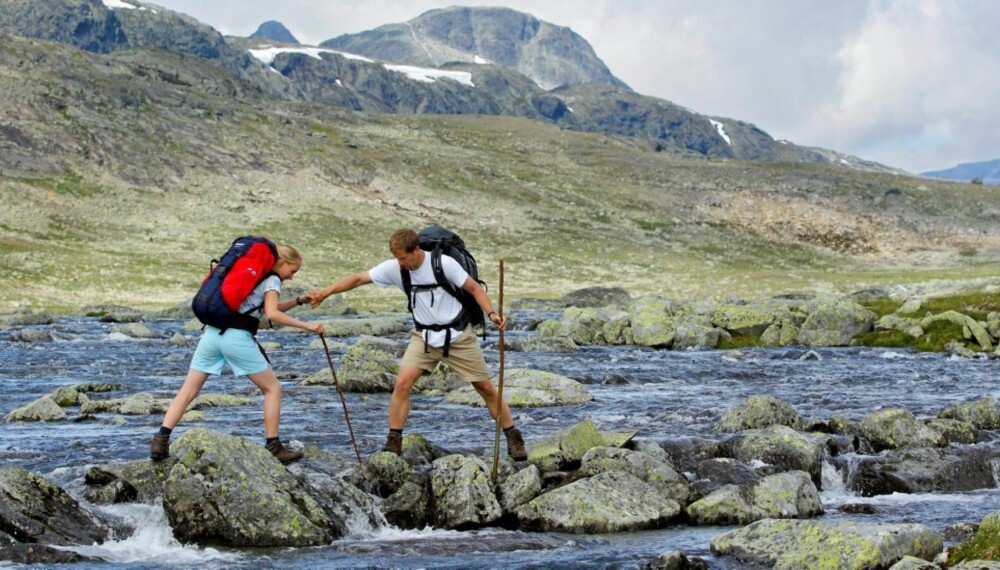 TUNG BØR: Ekspertenes råd er å pakke lurt i stedet for stort. Gå for den minste sekken som fyller dine behov. Bildet er tatt mellom Olavsbu og Leivassbu i Jotunheimen.