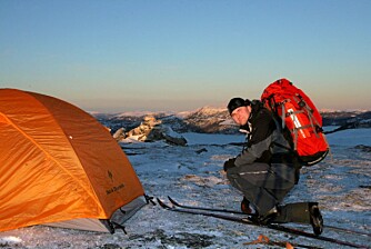 SKITUR MED SEKK: Om en bærer tung sekk krever det at skiene har god bæreevne. En noe bredere ski, gjerne med en god/markert smørelomme er et bra valg.