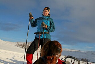 I OG UTENFOR LØYPA: Går du mye i områder på f.eks fjellet hvor det er oppkjørte løyper kan det være lurt å velge en ski som ikke er for bred til å bruke i sporet. Bruker du hund kan en ski uten stålkant være lurt.