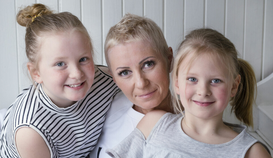 GULL VERDT: Hege har kommet døtrene Linnea (9) og Cornelia (7) nærmere i sykdomsperioden. De er gull verdt for hverandre! FOTO: Siri Rolness.
