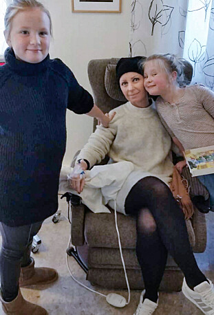 NÆRHET: Her får Hege cellegift, og døtrene Linnea og Cornelia er glad for at de får være nær mamma. Foto: Privat. NÆRHET: Her får Hege cellegift, og døtrene Linnea og Cornelia er glad for at de får være nær mamma. Foto: Privat.