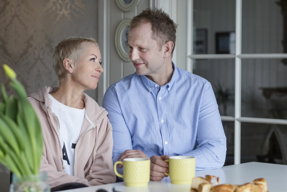 SAMHOLD: Hege fikk et sjokk da hun ble rammet av brystkreft i ung alder. Gjennom den tøffe tiden med kreftbehandling har samboeren Ove-Rune Rolfseng stått som en klippe ved Heges side. Nå gleder de seg til å nyte sommeren sammen. FOTO: Siri Rolness.