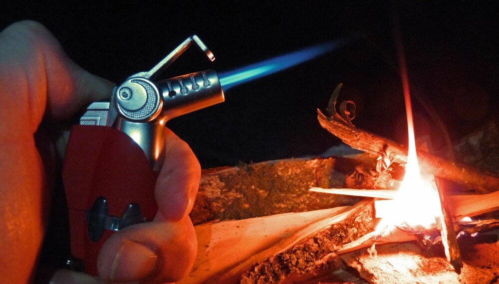 EN NY VERDEN: Er du vant med billiglightere fra kiosken, kan du se fram til en ny verden med en gass-stormlighter. Istedenfor en rolig stearinlysflamme får du temperaturen og kraften til en skjærebrennerflamme. EN NY VERDEN: Er du vant med billiglightere fra kiosken, kan du se fram til en ny verden med en gass-stormlighter. Istedenfor en rolig stearinlysflamme får du temperaturen og kraften til en skjærebrennerflamme.
