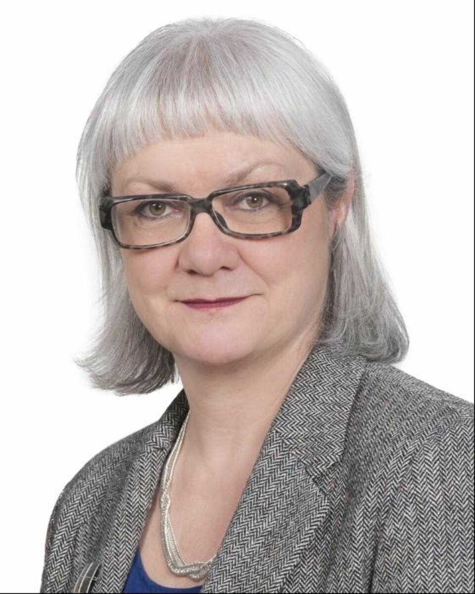 INNADVENDTE MINDRE SYNLIGE: Førsteamnuensis ved Norges arktiske universitet, Ingunn Skre, sier at utadvendte mennesker ofte er mer synlige i for eksempel sosiale medier: - Dermed kan det virke som det er normalen: at man er ganske åpen og legger ut masse selfies. Flertallet av nordmenn gjør jo ikke dette.