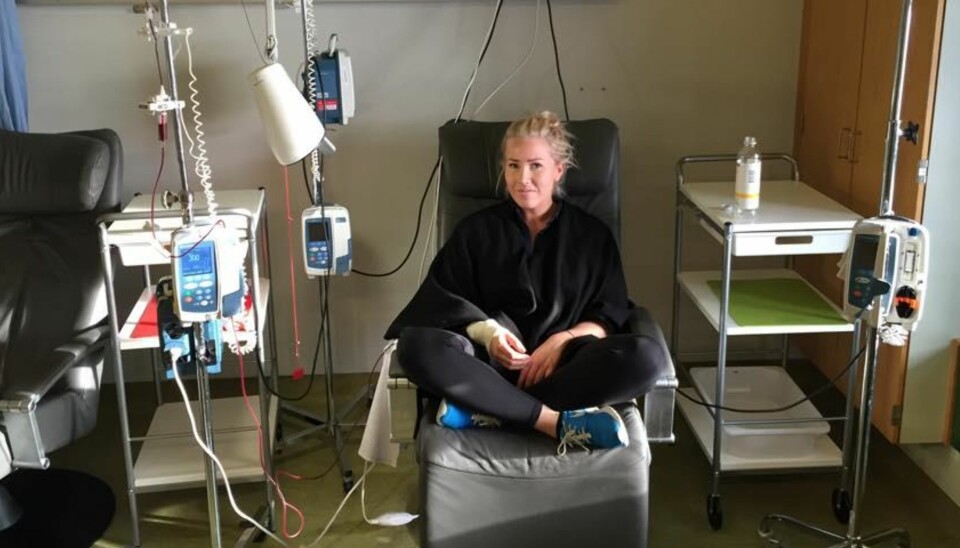 LIVSNØDVENDIG OG DØDSFARLIG: Hver uke får journalist Thea Steen cellegift injisert i kroppen sin. Den gjør henne både kvalm og sliten.