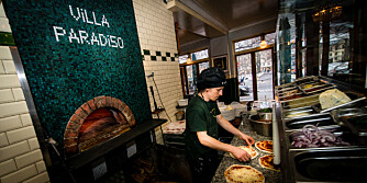 PIZZAKOKKEN: Den italienske restauranten Villa Paradiso på Grünerløkka holder seg med italienske kokker og servitører. Her klargjør "Pane" pizzaene til testen.