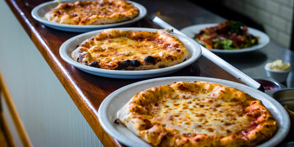 PÅ ITALIENSK VIS: Alle pizzaostene ble servert montert på en pizza margherita, altså en pizza bestående av kun brød, tomatsaus og ost.