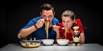 SPAGETTI-BONANZA: Morten Øverbye og Heidi Gustafson var smaksdommere da vi testet spagetti.