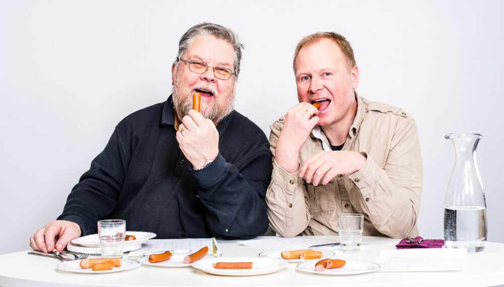 PØLSETESTERNE: Pensjonert pølsemaker Tore Teigen og pasjonert pølseelsker Ivar Kvistum smakte seg gjennom 11 forskjellige wienerpølser og kåret en vinner.