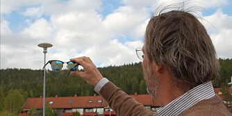 TESTER: Her blir brillene testet for hvor mye lys som slippes gjennom brillene og om brillene gjengir farger i landskapet korrekt. Det er høgskolelektor Bonnie Uchermann ved avdeling for Optometri og synsvitenskap ved Høgskolen i Buskerud og Vestfold som står for den tekniske delen av denne testen.