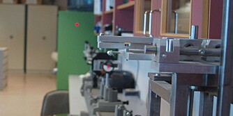 LASERMÅLING: Elevene ved optikerutdanningen har laget et eget måleinstrument for prismatisk effekt. Den røde prikken på veggen er laser. Dersom laserprikken beveger seg for mange millimeter har brillene prismatisk effekt. LASERMÅLING: Elevene ved optikerutdanningen har laget et eget måleinstrument for prismatisk effekt. Den røde prikken på veggen er laser. Dersom laserprikken beveger seg for mange millimeter har brillene prismatisk effekt.
