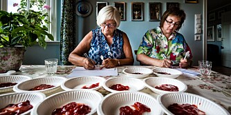 BLINDSMAKING: Vår syltetøytestere Kirsten Winge og Gyda Lømo Fjeld smakte seg gjennom 12 jordbærsyltetøy uten tilbehør.