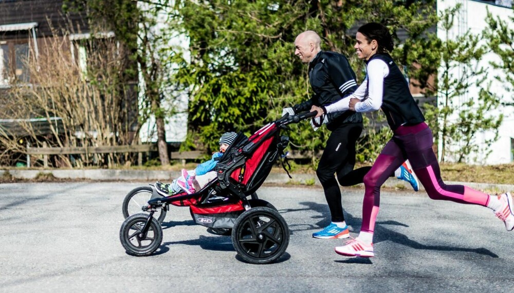 SUPERTESTERE: Veslemøy Hausken Sjøquist og Erik Sjøquist, begge tidligere toppløpere med nasjonale mesterskap, har testet joggevogner for Klikk.no.