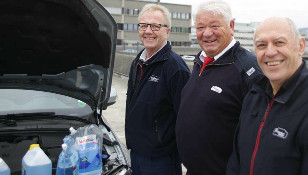 GRUNDIG TESTET: Vi fikk tre drosjesjåfører fra Oslo Taxi til å kjøre nesten 500 mil - slik at vi kunne finne den beste spylervæsken. De tre er Alf Grongstad, Straso Tomulevski og Morten Helgestad.  FOTO: Øivind Lie