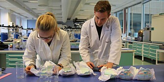 SÅ GODE ER DE:  Den tekniske bleietesten er gjennomført av Maren Lima og Eivind Gagnat, som begge studerer farmasi på Høgskolen i Oslo og Akershus.