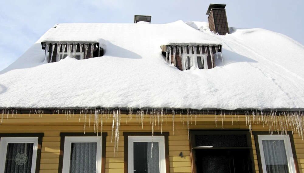 SKADER PÅ HUS I KULDE: Hus med store snømengder og istapper.