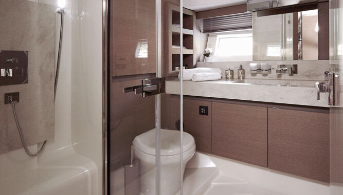 SPA NESTE: Slik ser baderommet på en fornuftig bruksbåt ut, ifølge Prestige. (FOTO: Prestige) SPA NESTE: Slik ser baderommet på en fornuftig bruksbåt ut, ifølge Prestige. (FOTO: Prestige)