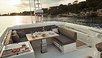 UTSIKT: Selv med "liten" flybridge er det plass nok til å nyte ny utsikt hver kveld. (FOTO: Prestige) UTSIKT: Selv med "liten" flybridge er det plass nok til å nyte ny utsikt hver kveld. (FOTO: Prestige)