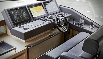 GLASSCOCKPIT: Raymarine står for elektronikken ombord, i cockpit er det full kontroll med svære skjermer. (FOTO: Prestige) GLASSCOCKPIT: Raymarine står for elektronikken ombord, i cockpit er det full kontroll med svære skjermer. (FOTO: Prestige)