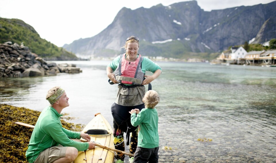LOFOTEN MED BARN: Det er flust av aktiviteter for barn i Lofoten, og ferie i Nord-Norge er en super opplevelse for de minste. FOTO: Getty Images.