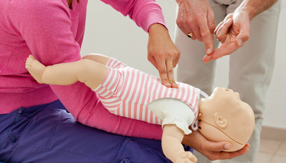 FØRSTEHJELP PÅ BABY: Her er alt du må kunne om førstehjelp på baby, enten det er brannskader, kvelningsulykker eller om spedbarnet har falt fra stellebordet. FOTO: Getty Images.