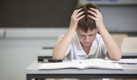 Hvordan gir en stressreaksjon seg til kjenne hos barn