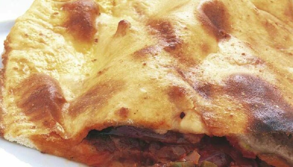 DEILIG: Calzone er kjapt å hive i hop, krever bare noen ekstra minutter i ovnen, og så har du en deilig middag. FOTO: Kari Nordrum. DEILIG: Calzone er kjapt å hive i hop, krever bare noen ekstra minutter i ovnen, og så har du en deilig middag. FOTO: Kari Nordrum.