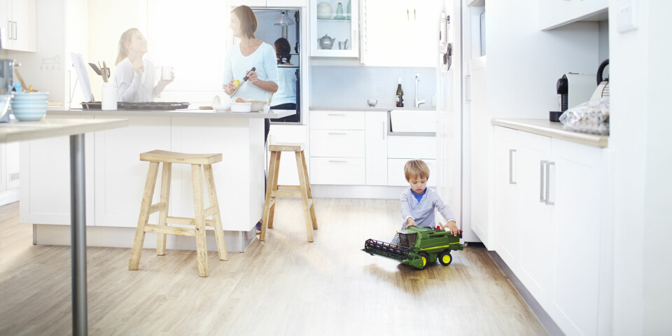 GULVBELEGG PÅ KJØKKENET: Kjøkkengulvet skal tåle så mangt, og på kjøkkenet kan du velge mellom blant annet gummigulv, parkett eller laminat. FOTO: Getty Images.