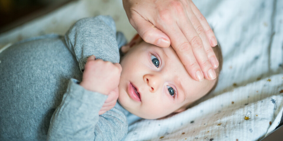 FEBER HOS BABY: Dersom babyen får feber, og er under tre måneder gammel, skal den lille undersøkes av lege. FOTO: Gettyimages.com