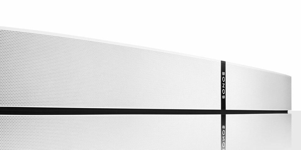 KVALITET: Pressebildene viser at Sonos Playbase er et kvalitetsprodukt, men hjemme i egen stue blir det ikke like elegant. Den beste løsningen er om man har en TV-benk man kan plassere Sonos Playbase litt skjult (Foto: Sonos). KVALITET: Pressebildene viser at Sonos Playbase er et kvalitetsprodukt, men hjemme i egen stue blir det ikke like elegant. Den beste løsningen er om man har en TV-benk man kan plassere Sonos Playbase litt skjult (Foto: Sonos).