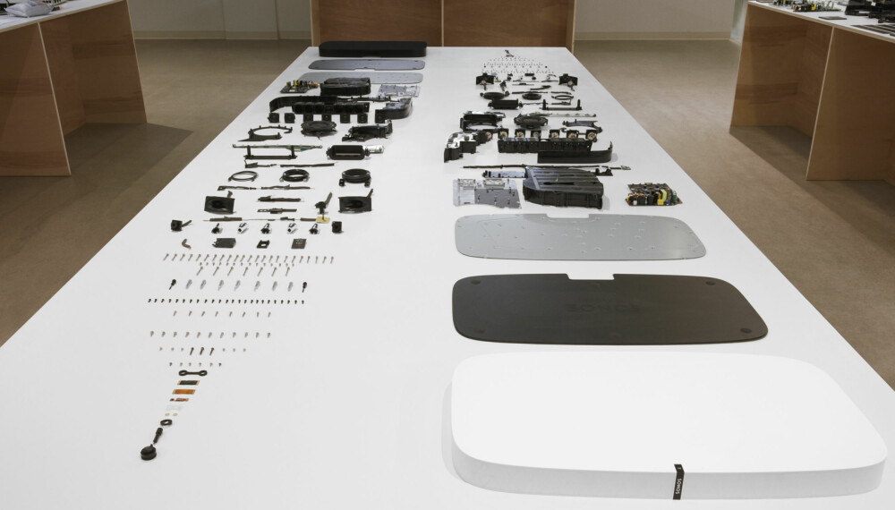 SELVBYGGER: Nei, Playbase kommer ferdig satt sammen, men her ser du alt av deler som får plass inne i den relativt tynne Playbase-konstruksjonern (Foto: Sonos). SELVBYGGER: Nei, Playbase kommer ferdig satt sammen, men her ser du alt av deler som får plass inne i den relativt tynne Playbase-konstruksjonern (Foto: Sonos).