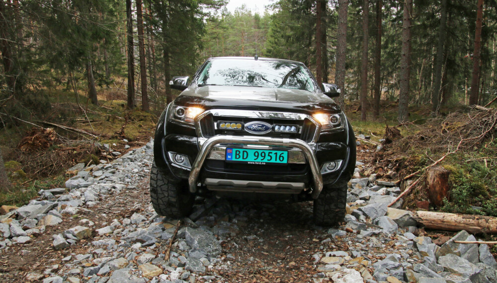 TØFFING Ranger Delta er hevet 100 mm mellom karosseri og ramme. I tillegg har den skjermutbyggere lakkert i bilens farge. (FOTO: Martin Jansen)