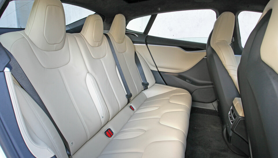 FEM SETER: I Tesla er det plass til tre bak, men setet er så lavt at voksne sitter med knærne i været. (FOTO: Petter Handeland)