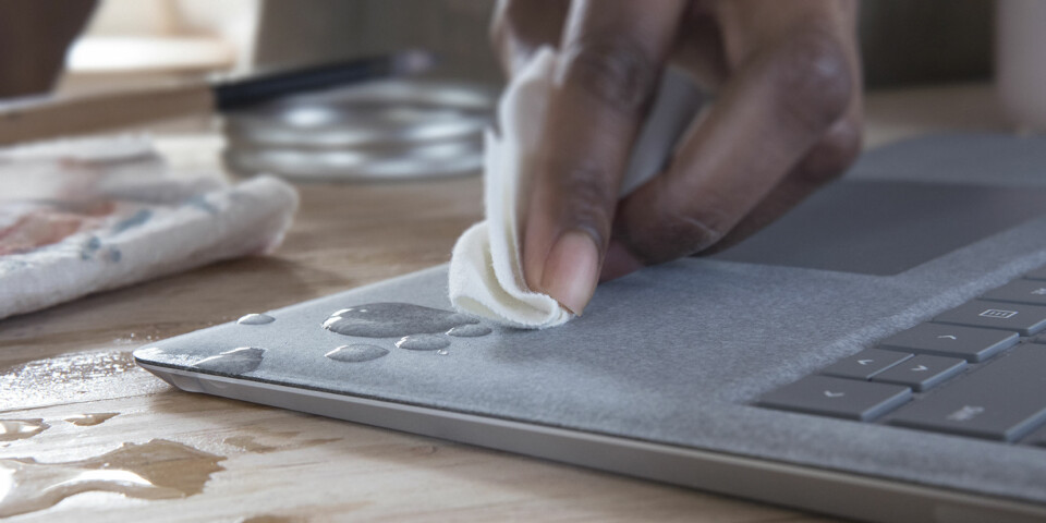 MYK: Overflaten til Surface Laptop er dekket av et mykt alcantara-stoff, noe som bidrar til å gi PC-en et mykere image. MYK: Overflaten til Surface Laptop er dekket av et mykt alcantara-stoff, noe som bidrar til å gi PC-en et mykere image.