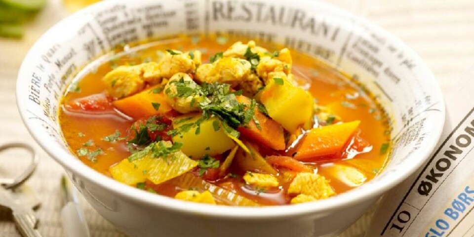 GOD OG VARM: Ingenting er så deilig som en rykende varm suppe. Med godt brød og smør ved siden av, er det et fullverdig måltid. FOTO: Kim Holthe. GOD OG VARM: Ingenting er så deilig som en rykende varm suppe. Med godt brød og smør ved siden av, er det et fullverdig måltid. FOTO: Kim Holthe.