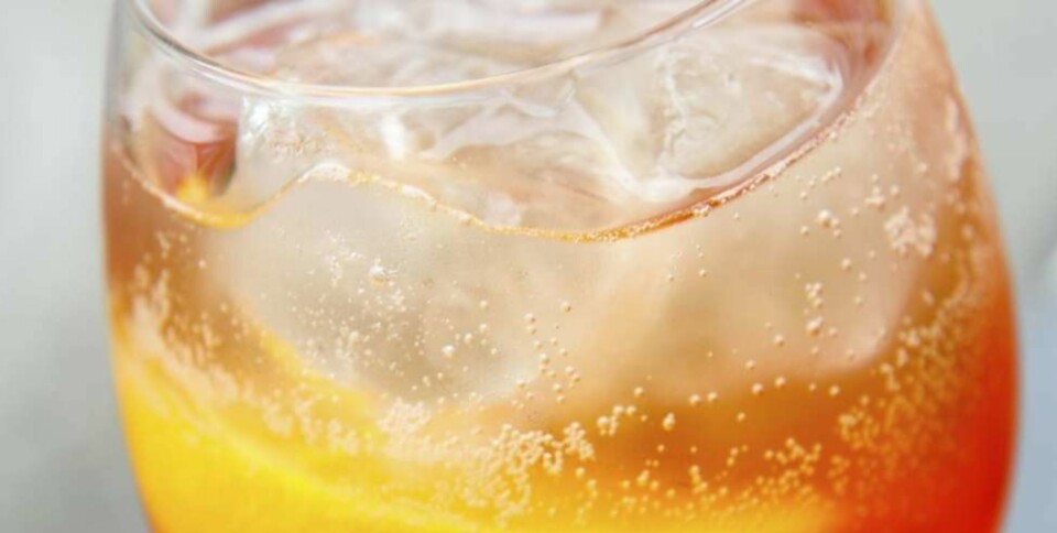 FORFRISKENDE: Blander du Aperol, prosecco og soda, får du en Aperol Spritz. Foto: Thinkstock FORFRISKENDE: Blander du Aperol, prosecco og soda, får du en Aperol Spritz. Foto: Thinkstock